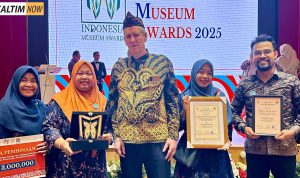 Foto : Kepala UPTD Museum Mulawarman Prov Kaltim, Isnawati (Kanan Kedua). Sumber : Museum Mulawarman. Foto : Kepala UPTD Museum Mulawarman Prov Kaltim, Isnawati (Kanan Kedua). Sumber : Museum Mulawarman.