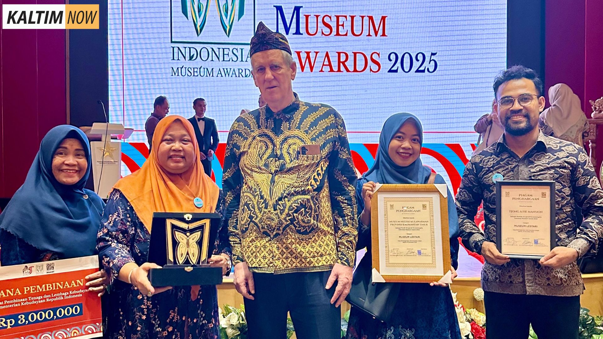 Foto : Kepala UPTD Museum Mulawarman Prov Kaltim, Isnawati (Kanan Kedua). Sumber : Museum Mulawarman. Foto : Kepala UPTD Museum Mulawarman Prov Kaltim, Isnawati (Kanan Kedua). Sumber : Museum Mulawarman.