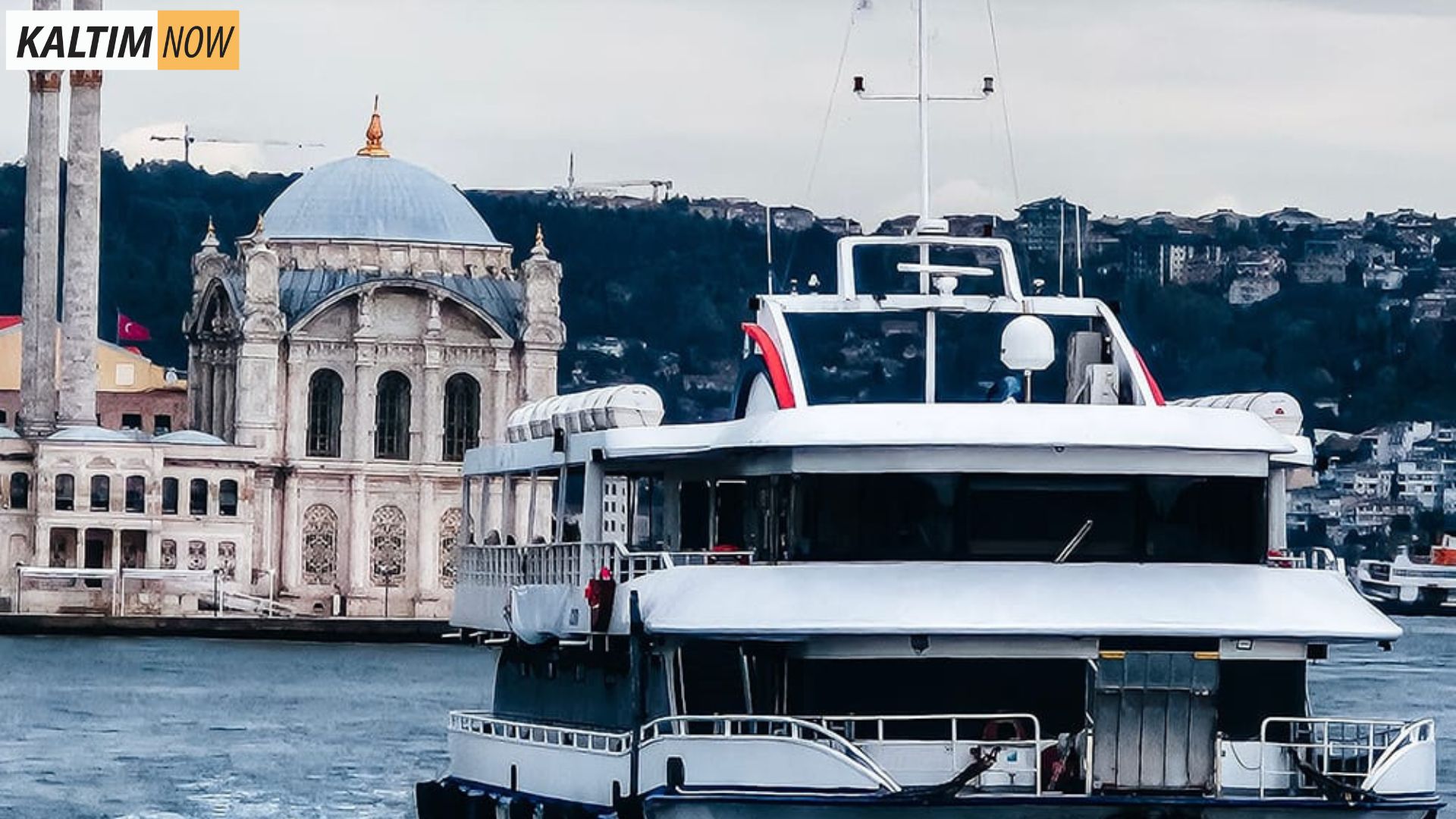 Foto : Kapal Pesiar di Sungai. Sumber : Samsung.