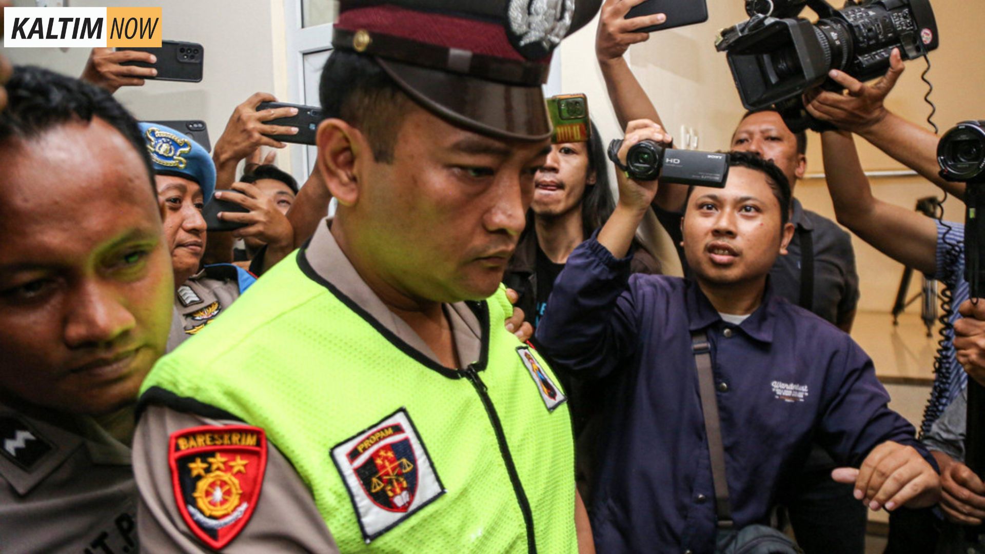 Foto : Aipda Robig Zaenudin Usai Keluar Dari Ruang Sidang di Polda Jateng. Sumber : Istimewa. Foto : Aipda Robig Zaenudin Usai Keluar Dari Ruang Sidang di Polda Jateng. Sumber : Istimewa.