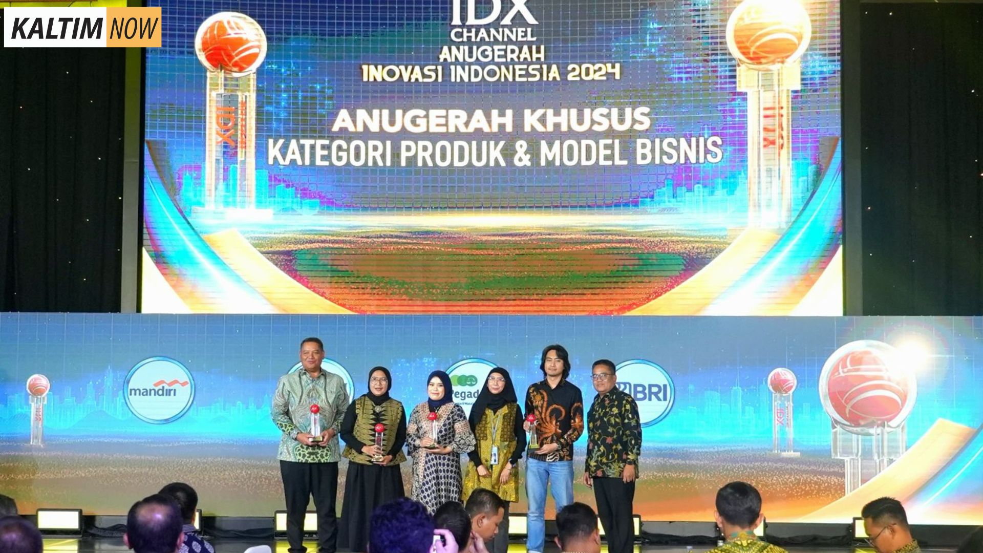 Foto : BRI Menerima Penghargaan dari IDX Channel Kategori Anugerah Khusus Produk dan Model Bisnis Inovasi atas Layanan Virtual dan Anti Fraud. Sumber : BRI. Foto : BRI Menerima Penghargaan dari IDX Channel Kategori Anugerah Khusus Produk dan Model Bisnis Inovasi atas Layanan Virtual dan Anti Fraud. Sumber : BRI.