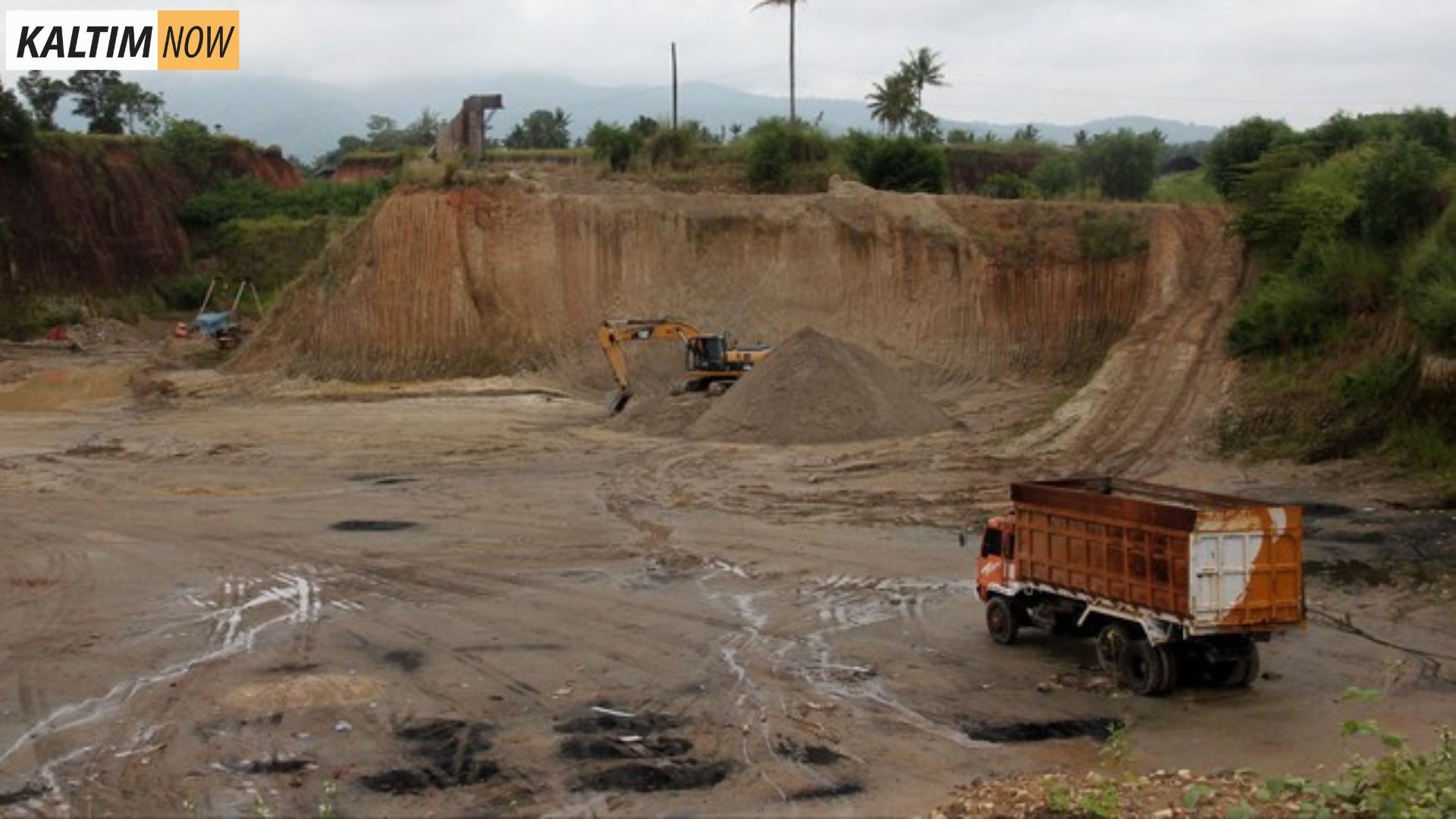 Foto : Tambang Pasir Merah di Maluku. Sumber : Istimewa.