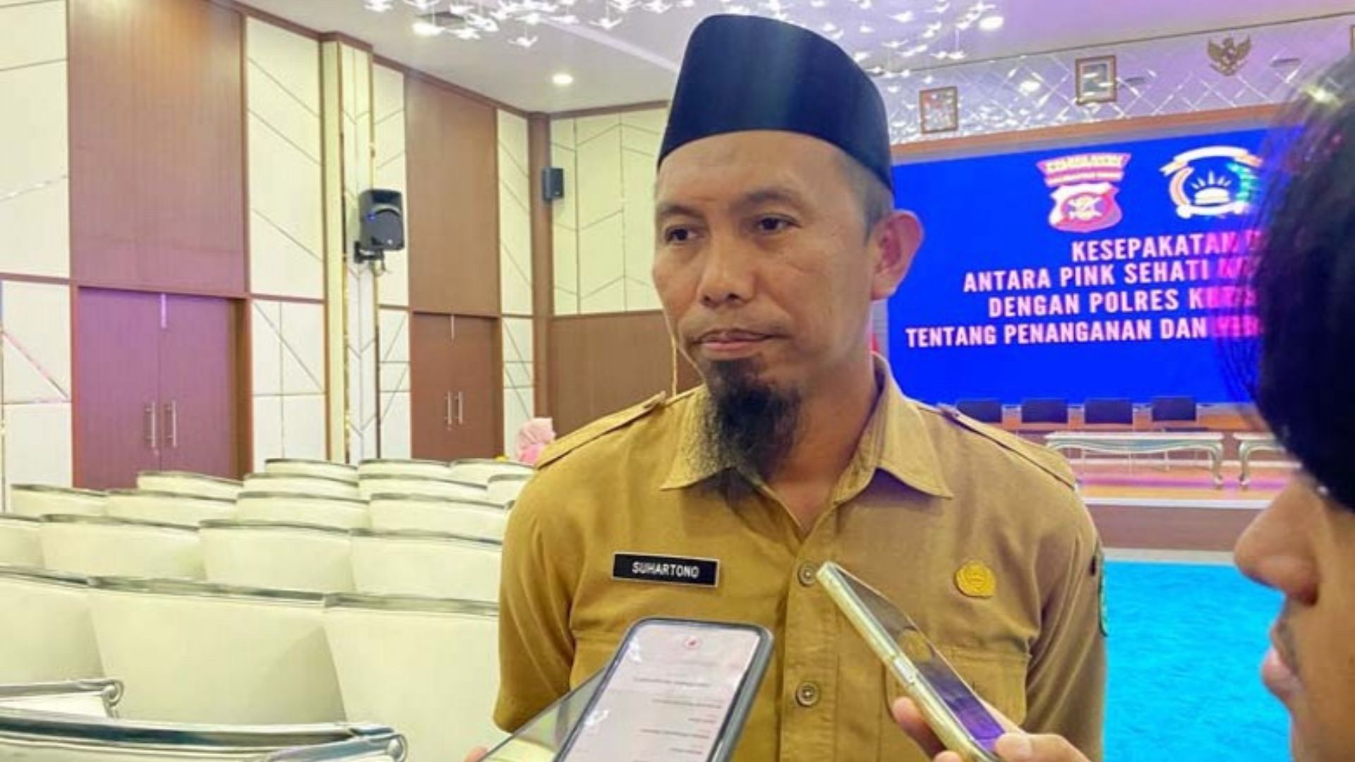 Plt Camat Kembang Janggut, Suhartono