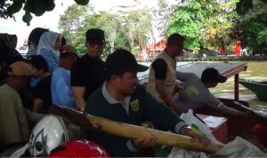 Aksi Ketinting Pungut Sampah, Wali Kota Samarinda Tunjukkan Keteladanan Jaga Sungai