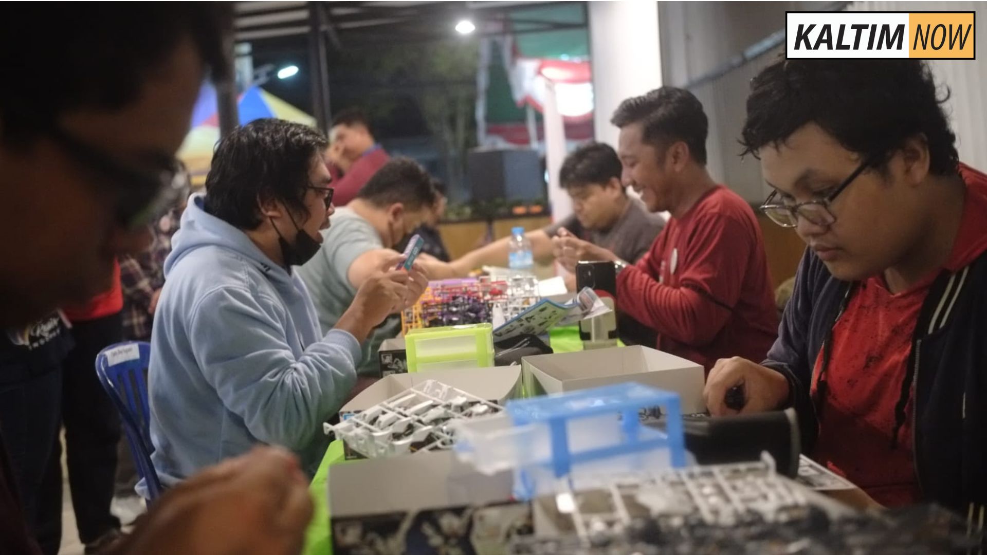 Foto : Peserta Indomaret Gundam Competition 2025 saat sedang merakit gunpla. Sumber : SY.