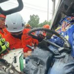 Evakuasi Dramatis di KM 13 Kariangau, Sopir Truk Tewas Terjepit Usai Tabrakan