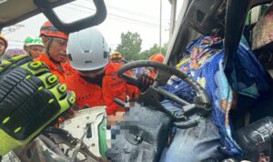 Evakuasi Dramatis di KM 13 Kariangau, Sopir Truk Tewas Terjepit Usai Tabrakan