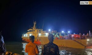 Foto: Tim SAR gabungan sedang melakukan pencairan para korban kapal terbalik. Sumber: Istimewa. Foto: Tim SAR gabungan sedang melakukan pencairan para korban kapal terbalik. Sumber: Istimewa.