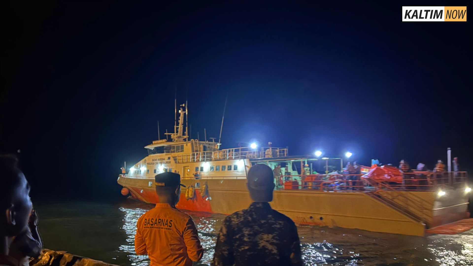 Foto: Tim SAR gabungan sedang melakukan pencairan para korban kapal terbalik. Sumber: Istimewa.