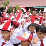 Semarak Merah Putih di Kukar, Bupati Aulia Pimpin Gerakan Pembagian 10 Juta Bendera
