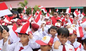 Semarak Merah Putih di Kukar, Bupati Aulia Pimpin Gerakan Pembagian 10 Juta Bendera