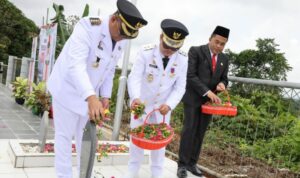 Hening dan Khidmat, Pemkab Kukar Tabur Bunga untuk Hormati Jasa Pahlawan