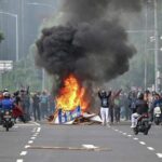 Foto: Massa demo membakar ban bekas di tengah jalan. Sumber: Istimewa. Foto: Massa demo membakar ban bekas di tengah jalan. Sumber: Istimewa.