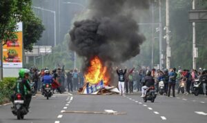Foto: Massa demo membakar ban bekas di tengah jalan. Sumber: Istimewa. Foto: Massa demo membakar ban bekas di tengah jalan. Sumber: Istimewa.