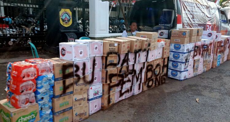 Foto: Aksi warga dalam pengumpulan donasi jelang aksi unjuk rasa tolak kenaikan PBB P2 yang rencananya akan dilaksanakan pada 13 Agustus 2025 mendatang. Sumber: Istimewa.