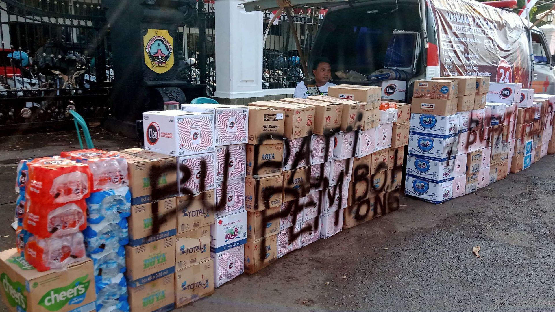Foto: Aksi warga dalam pengumpulan donasi jelang aksi unjuk rasa tolak kenaikan PBB P2 yang rencananya akan dilaksanakan pada 13 Agustus 2025 mendatang. Sumber: Istimewa.