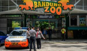 Foto: Sejumlah polisi sedang siaga di area Bandung Zoo. SUmber: Istimewa. Foto: Sejumlah polisi sedang siaga di area Bandung Zoo. SUmber: Istimewa.