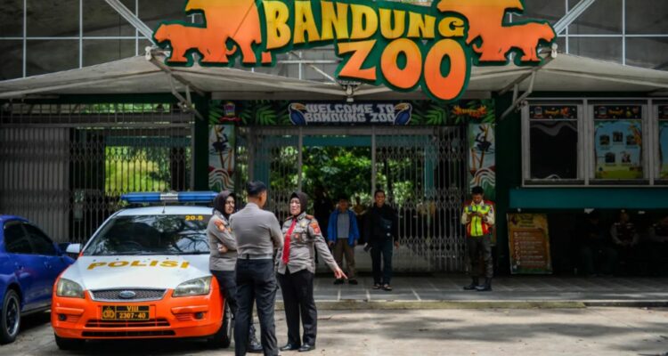 Foto: Sejumlah polisi sedang siaga di area Bandung Zoo. SUmber: Istimewa.