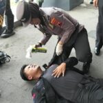 Foto: Pasukan Brimob di Solo mendapat penanganan medis setelah terkena gas air mata. Sumber: CNN Indonesia. Foto: Pasukan Brimob di Solo mendapat penanganan medis setelah terkena gas air mata. Sumber: CNN Indonesia.