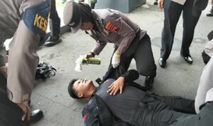 Foto: Pasukan Brimob di Solo mendapat penanganan medis setelah terkena gas air mata. Sumber: CNN Indonesia. Foto: Pasukan Brimob di Solo mendapat penanganan medis setelah terkena gas air mata. Sumber: CNN Indonesia.
