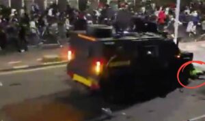 Foto: Insiden Rantis Brimob dan Pengemudi Ojol di Tengah Aksi Bendungan Hilir. Sumber: Istimewa. Foto: Insiden Rantis Brimob dan Pengemudi Ojol di Tengah Aksi Bendungan Hilir. Sumber: Istimewa.