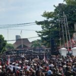 Foto: Ribuan massa unjuk rasa di depan kantor Bupati Pati. Sumber: Istimewa. Foto: Ribuan massa unjuk rasa di depan kantor Bupati Pati. Sumber: Istimewa.