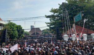 Foto: Ribuan massa unjuk rasa di depan kantor Bupati Pati. Sumber: Istimewa. Foto: Ribuan massa unjuk rasa di depan kantor Bupati Pati. Sumber: Istimewa.