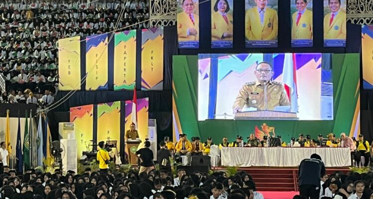 Foto: Suasana PKKMB Unmul 2025 Diwarnai Aksi Diam Mahasiswa saat Seno Aji Bicara Gratispol. Sumber: Istimewa.