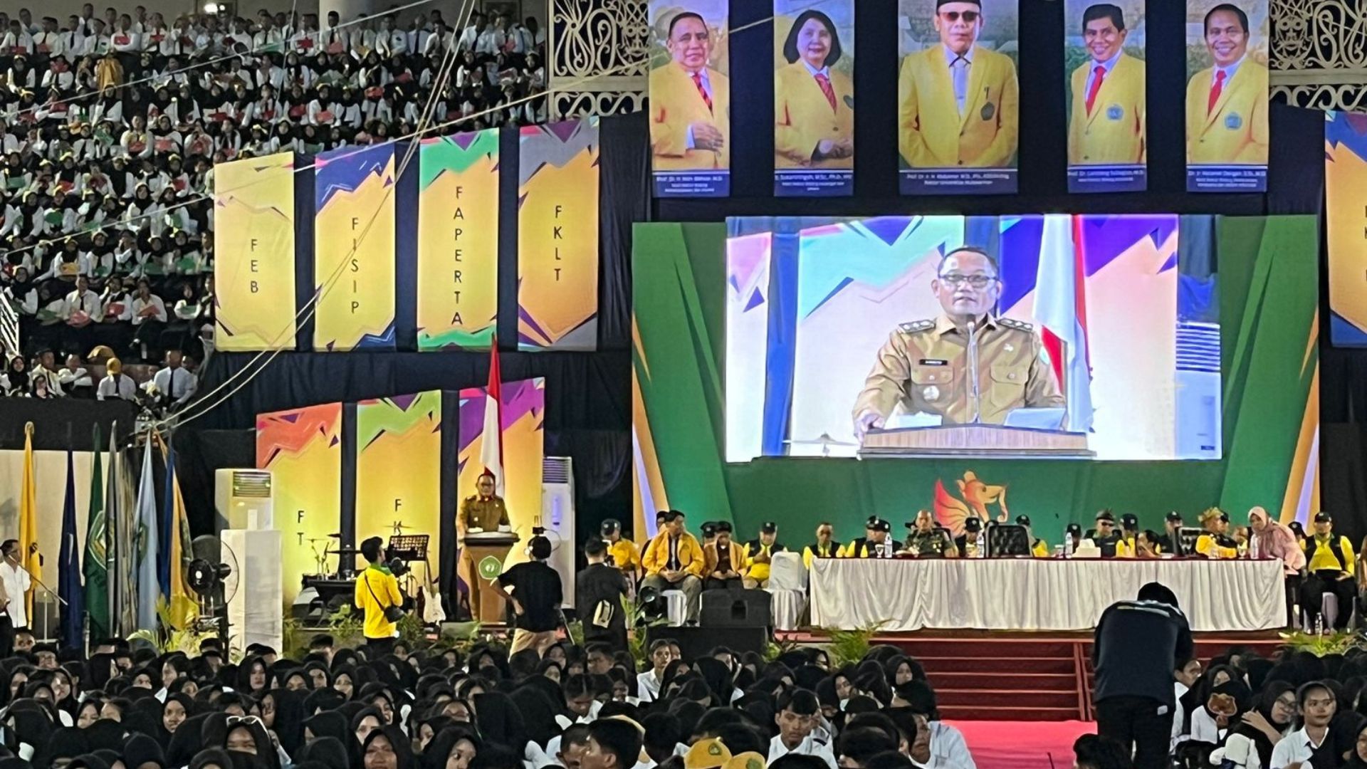 Foto: Suasana PKKMB Unmul 2025 Diwarnai Aksi Diam Mahasiswa saat Seno Aji Bicara Gratispol. Sumber: Istimewa.