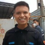 Foto: Seorang pria berbaju Brimob ikut menganiaya wartawan. Sumber: Istimewa. Foto: Seorang pria berbaju Brimob ikut menganiaya wartawan. Sumber: Istimewa.