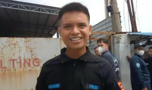 Foto: Seorang pria berbaju Brimob ikut menganiaya wartawan. Sumber: Istimewa. Foto: Seorang pria berbaju Brimob ikut menganiaya wartawan. Sumber: Istimewa.