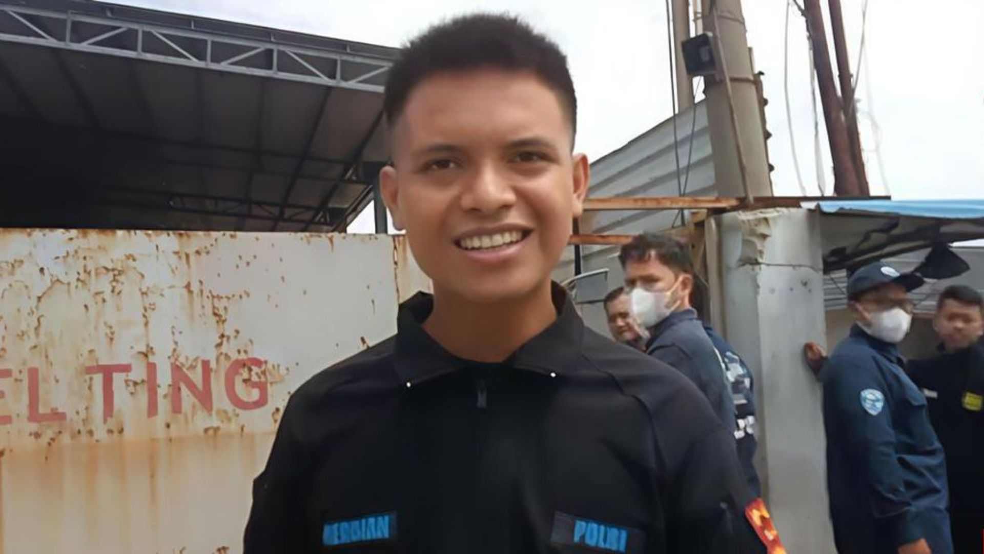 Foto: Seorang pria berbaju Brimob ikut menganiaya wartawan. Sumber: Istimewa.