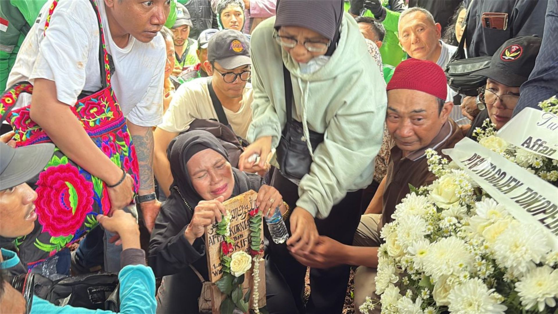 Foto: Kedua orangtua Affan Kurniawan (ojol) meninggal dilindas mobil Rantis Brimob. Sumber: Istimewa.