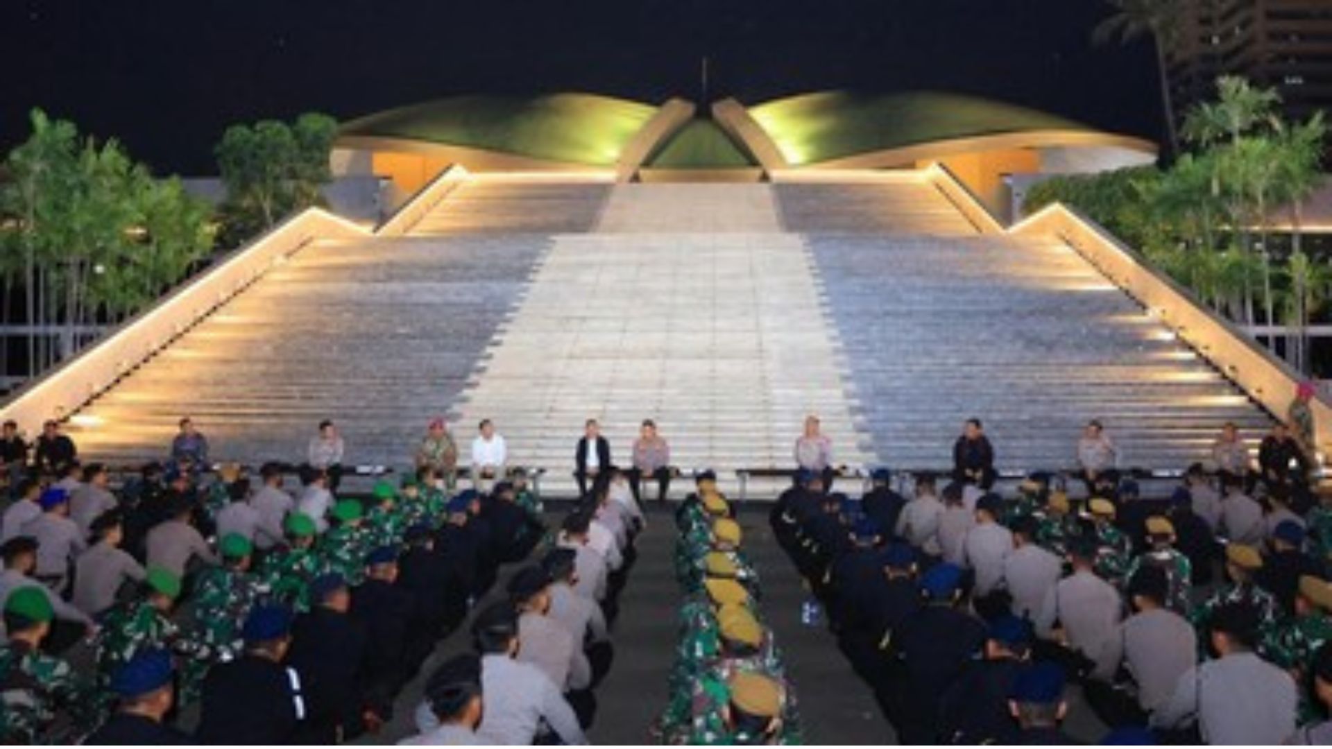 Foto: Kapolri Gelar Makan Malam Bersama Prajurit Pengamanan Aksi DPR, Dihadiri Sufmi Dasco dan Raffi Ahmad. Sumber: Istimewa,