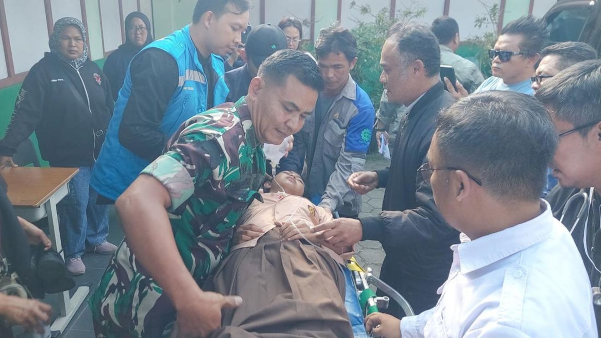 Foto: Salah satu siswi di SMPN 1 Cisarua mengalami keracunan MBG. Sumber: Istimewa. Foto: Salah satu siswi di SMPN 1 Cisarua mengalami keracunan MBG. Sumber: Istimewa.