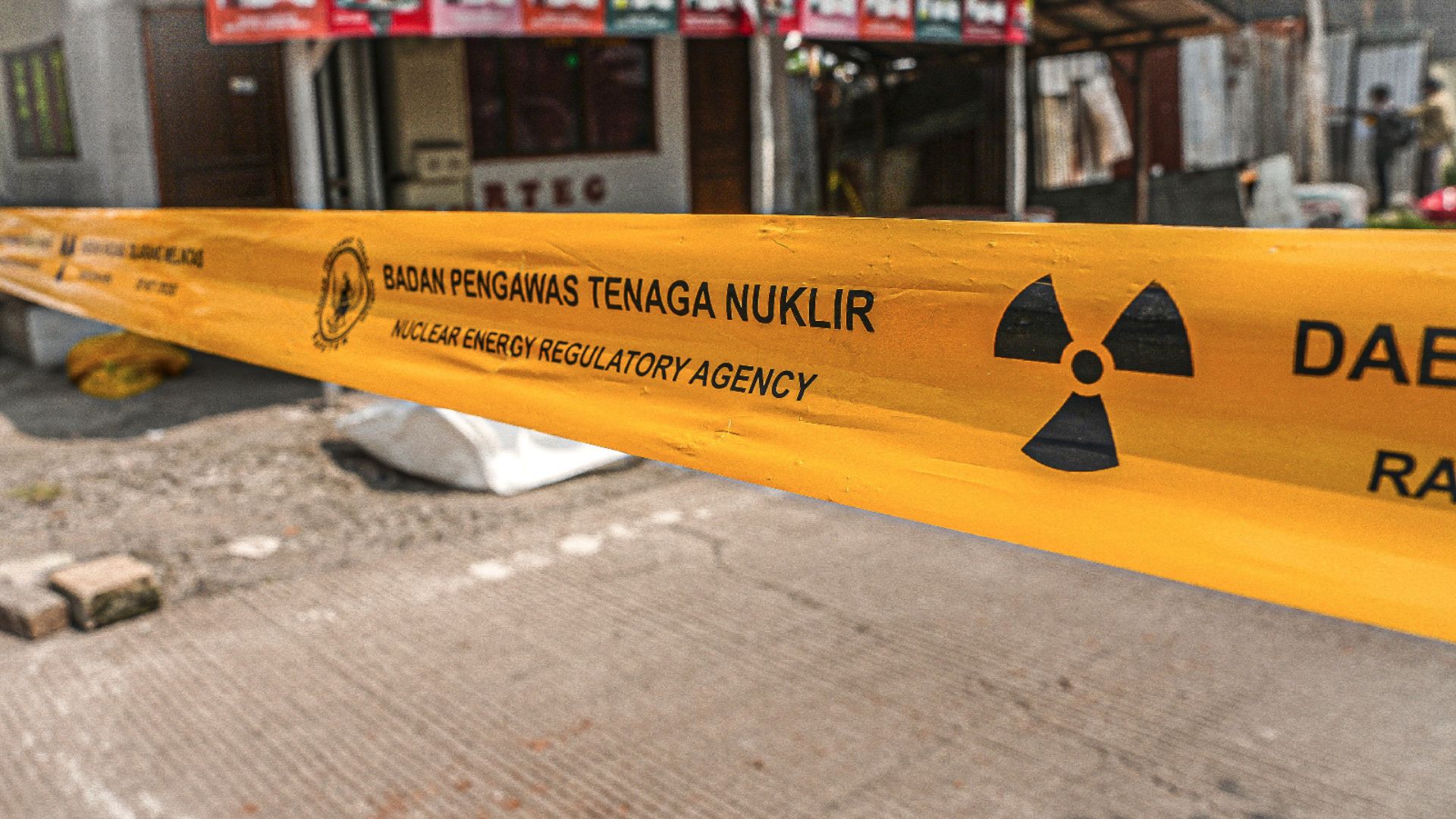 Foto: Garis Line dari Badan Pengawas Nuklir. Sumber: KLH.