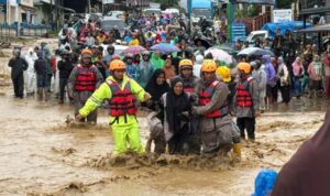 Foto: Petugas gabungan sedang melakukan evakuasi warga korban banjir bandang di Sumatera. Sumber: Istimewa.