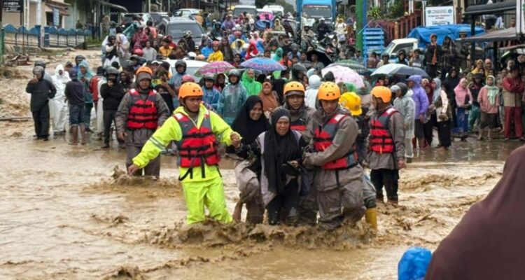 Foto: Petugas gabungan sedang melakukan evakuasi warga korban banjir bandang di Sumatera. Sumber: Istimewa.
