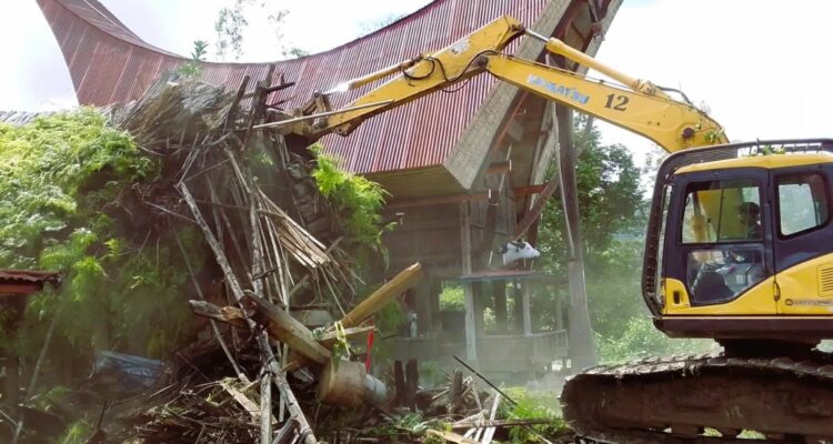 Foto: Tongkonan Ka'pun Berusia Tiga Abad Dirobohkan. Sumber: Istimewa.