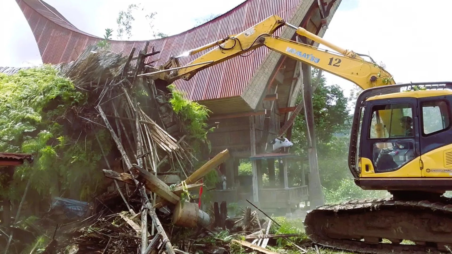 Foto: Tongkonan Ka'pun Berusia Tiga Abad Dirobohkan. Sumber: Istimewa.