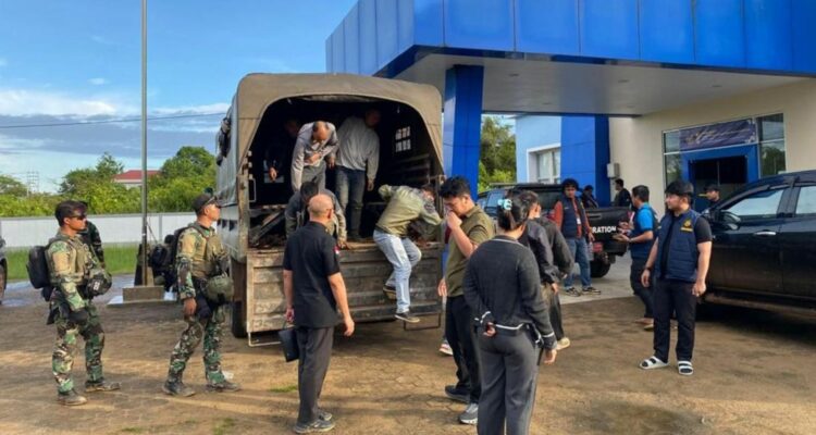 Foto: 15 WNA Asal Cina Diserahkan ke Imigrasi dan Polisi. Sumber: Istimewa.