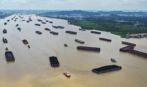 Foto: Aktivitas Kapal Tongkang Pengangkut Batu Bara di Sungai Mahakam, Samarinda, Kalimantan Timur. Sumber: Istimewa. Foto: Aktivitas Kapal Tongkang Pengangkut Batu Bara di Sungai Mahakam, Samarinda, Kalimantan Timur. Sumber: Istimewa.