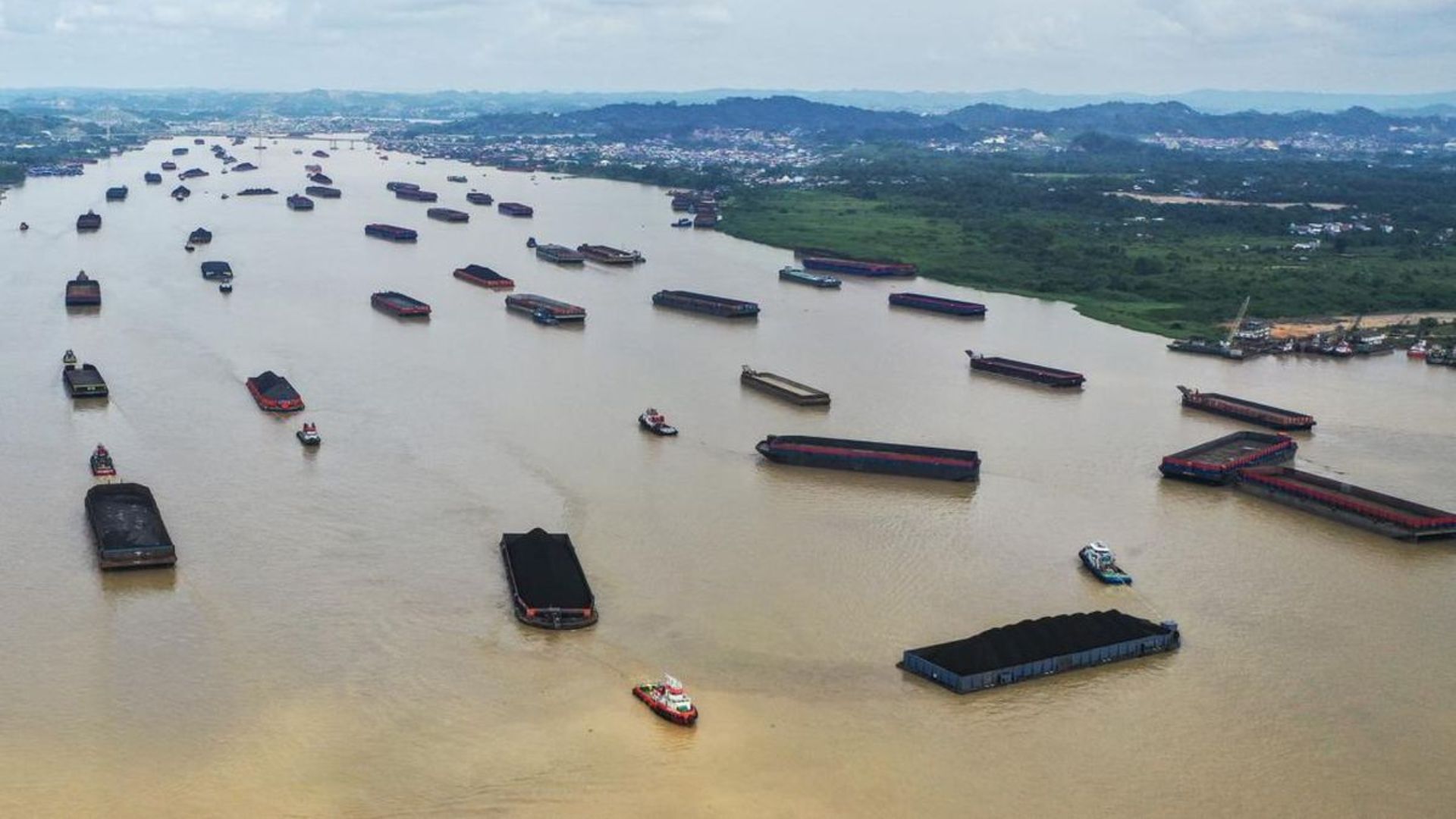Foto: Aktivitas Kapal Tongkang Pengangkut Batu Bara di Sungai Mahakam, Samarinda, Kalimantan Timur. Sumber: Istimewa.