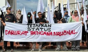 Foto: Sejumlah masa melakukan orasi untuk menetapkan status bencana nasional di Sumatra. Sumber: Istimewa. Foto: Sejumlah masa melakukan orasi untuk menetapkan status bencana nasional di Sumatra. Sumber: Istimewa.