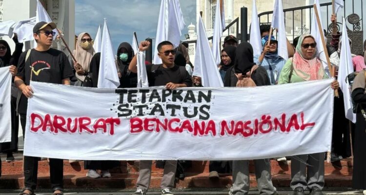 Foto: Sejumlah masa melakukan orasi untuk menetapkan status bencana nasional di Sumatra. Sumber: Istimewa.