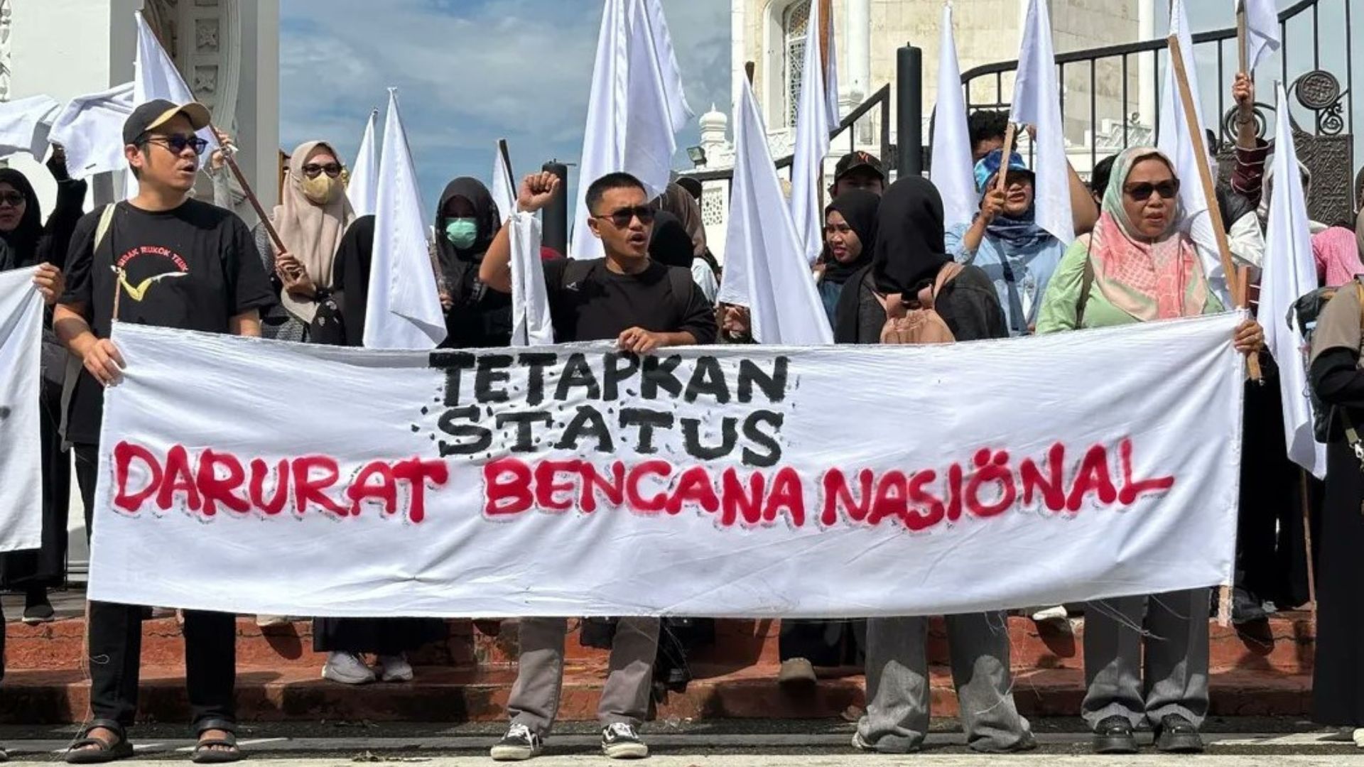 Foto: Sejumlah masa melakukan orasi untuk menetapkan status bencana nasional di Sumatra. Sumber: Istimewa.