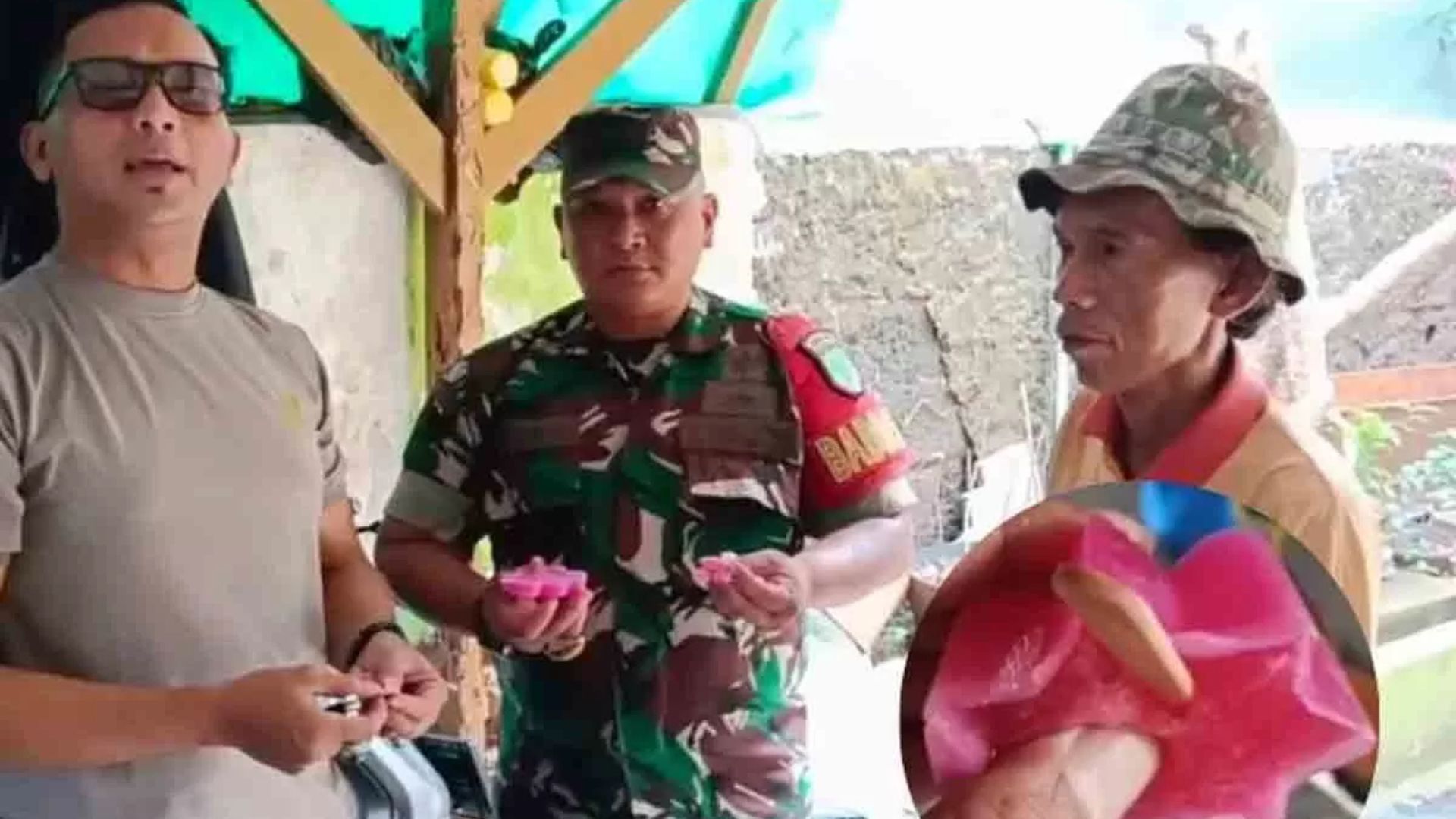 Foto: Petugas Bhabinkamtibmas dan Babinsa Minta Maaf Terkait Kasus Es Hunkwe di Kemayoran. Sumber: Istimewa.