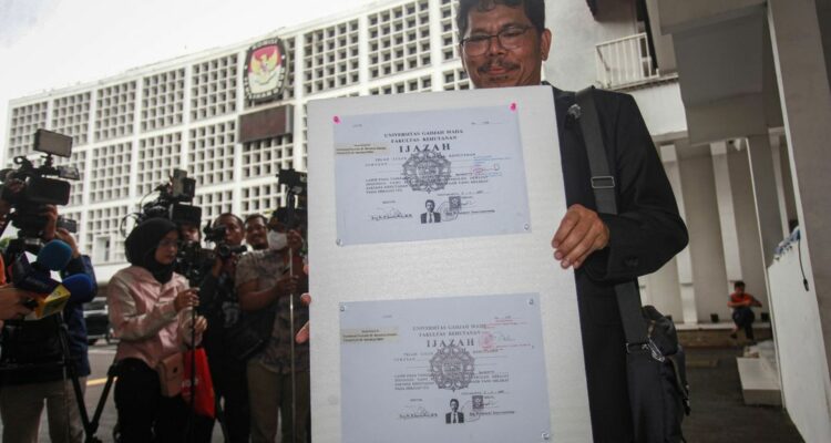 Foto: Pengamat kebijakan publik Bonatua Silalahi memperlihatkan salinan fotokopi terlegalisir ijazah S1 Kehutanan Universitas Gadjah Mada (UGM) milik Presiden ke-7 RI Joko Widodo (Jokowi). Sumber: Istimewa.